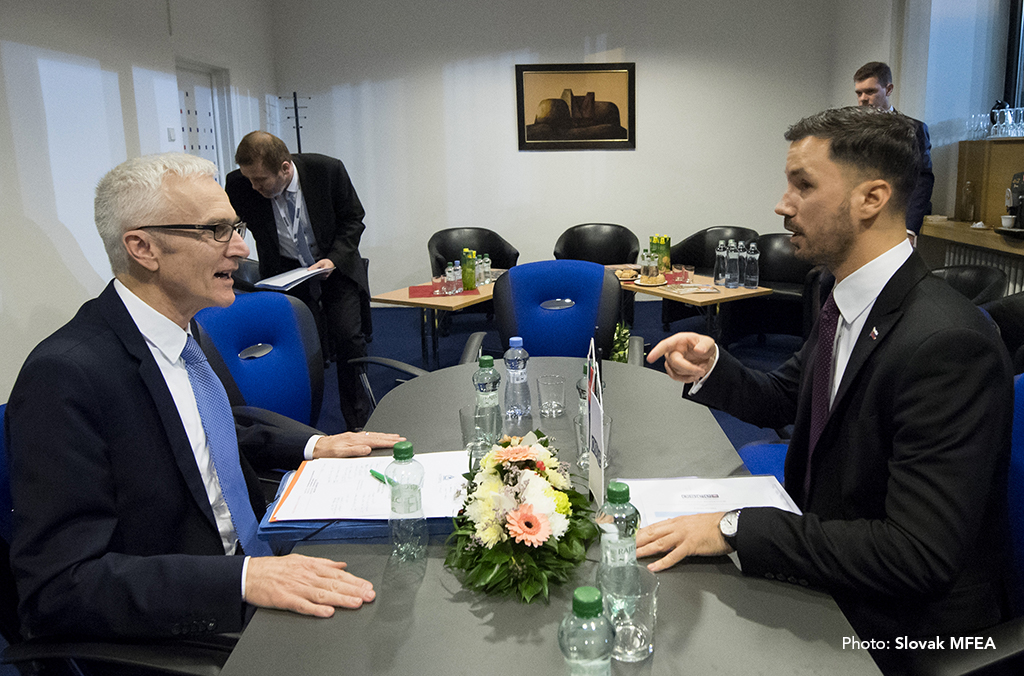 El Secretario General de INTERPOL, Jürgen Stock, se reúne con Lukáš Parízek, Secretario de Estado del Ministerio de Asuntos Exteriores y Europeos de la República Eslovaca.